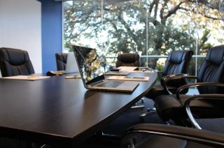 Toimiston kokouspöytä